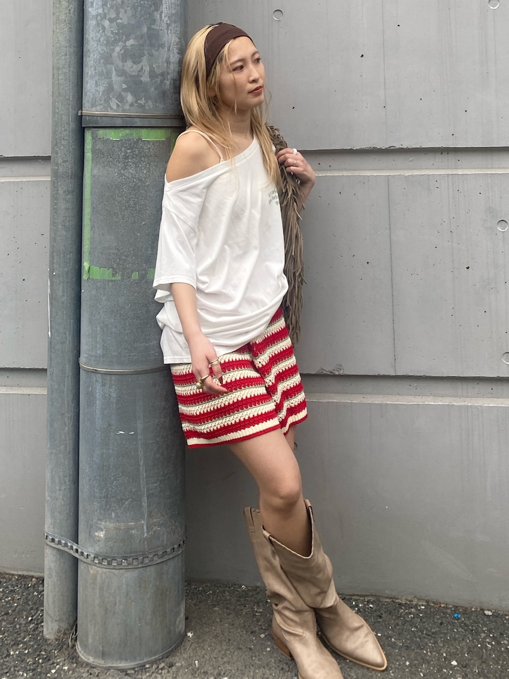 ホワイト系のTシャツ/カットソー、レッド系のその他パンツ、ベージュ系のブーツを着用したレディースの夏コーディネートの4枚目の写真