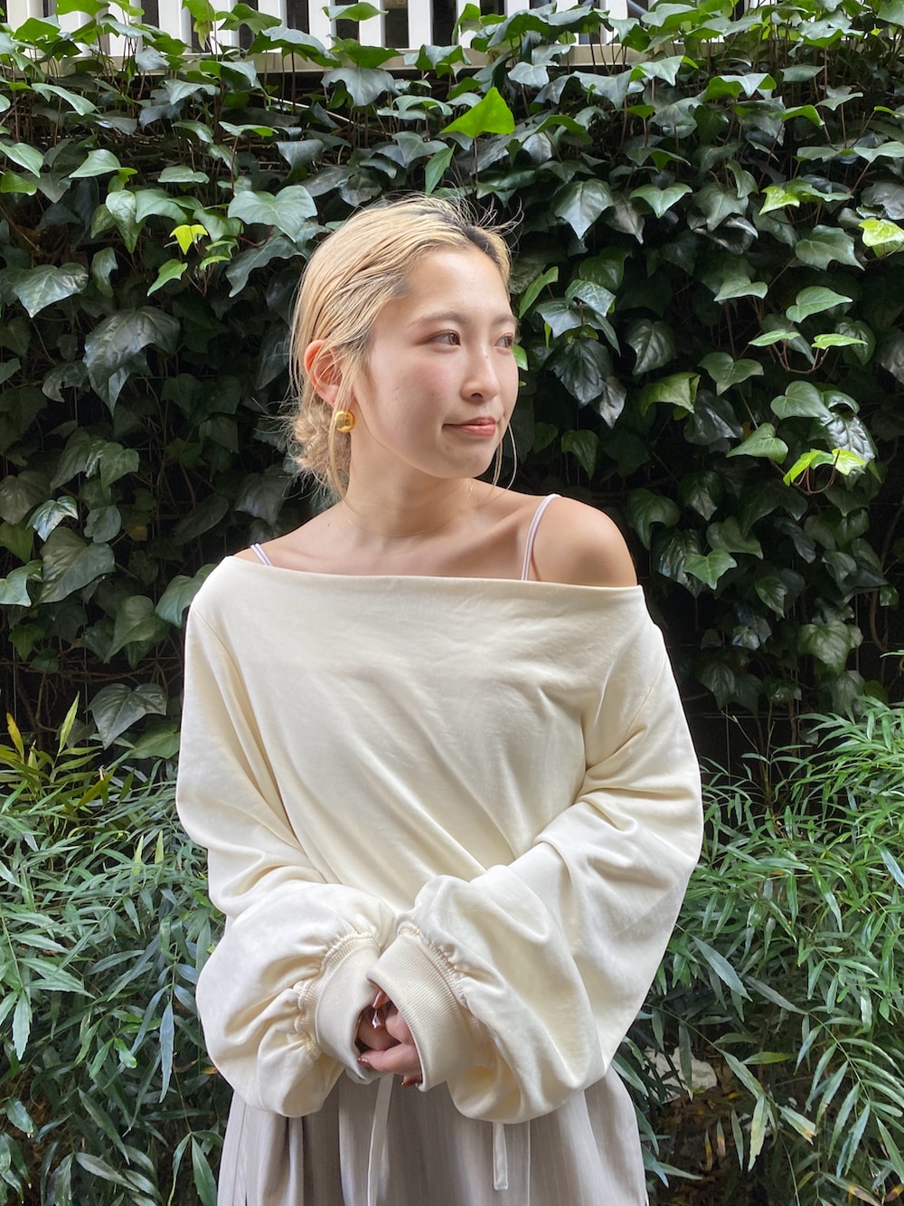 ベージュ系のその他パンツ、ホワイト系のTシャツ/カットソーを着用したレディースの冬コーディネートの3枚目の写真