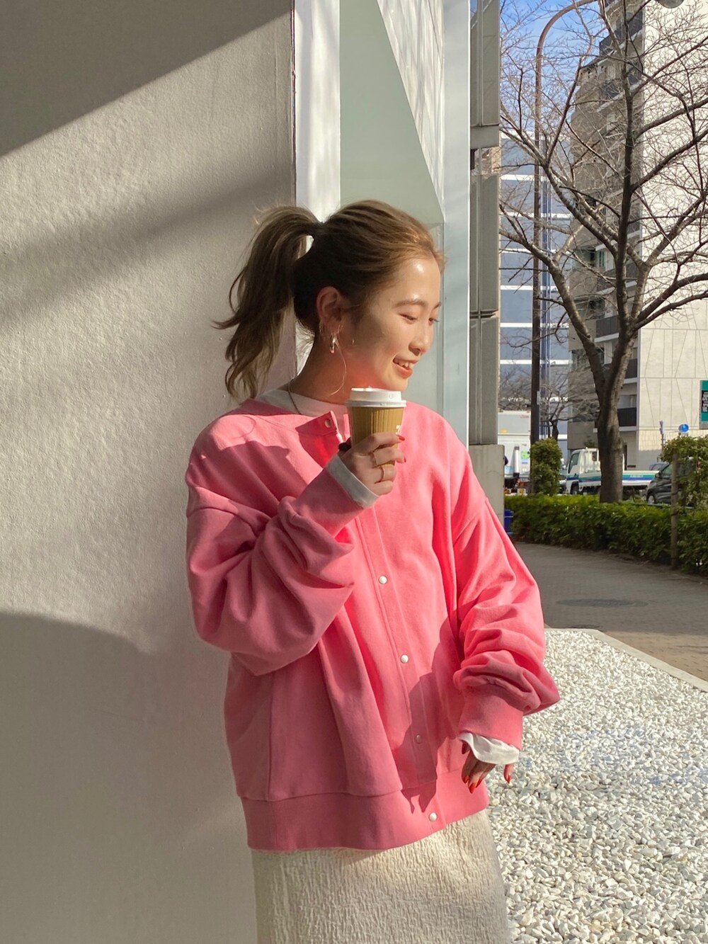 ホワイト系のTシャツ/カットソー、ピンク系のカーディガン/ボレロ、ホワイト系のスカートを着用したレディースの冬コーディネートの5枚目の写真