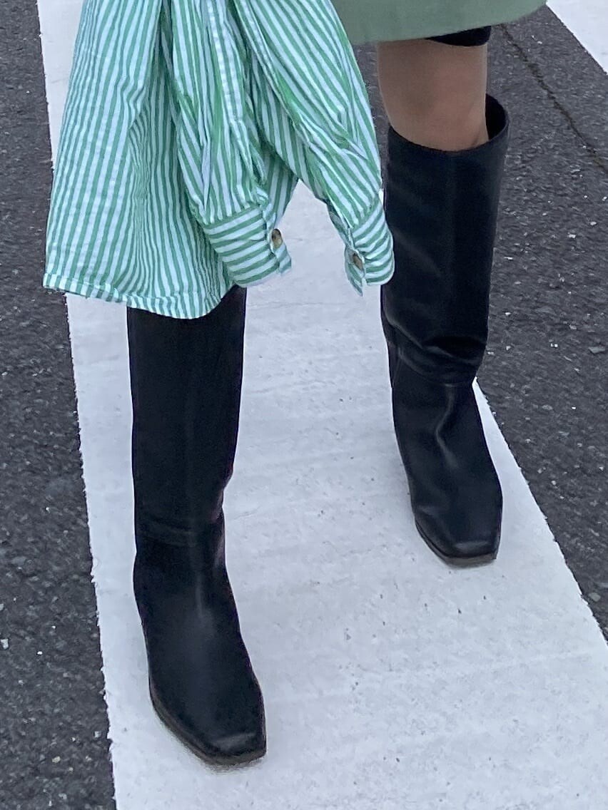 グリーン系のワンピース、グリーン系のシャツ/ブラウス、ブラック系のブーツを着用したレディースの秋コーディネートの7枚目の写真