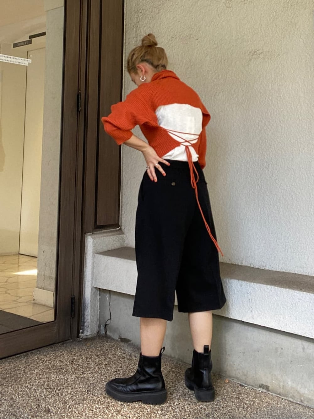 ホワイト系のタンクトップ、ホワイト系のTシャツ/カットソー、ブラック系のその他パンツを着用したレディースの秋コーディネートの4枚目の写真