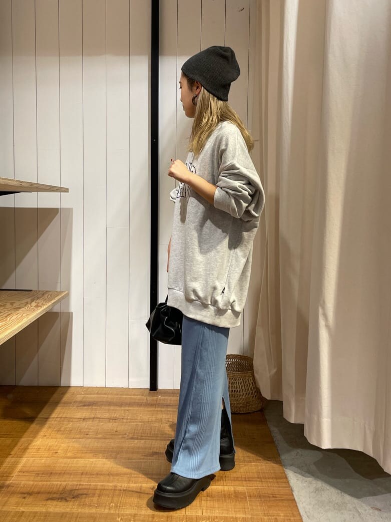 ブラック系のブーツ、ブルー系のワンピース、グレー系のスウェットを着用したレディースの秋コーディネートの3枚目の写真