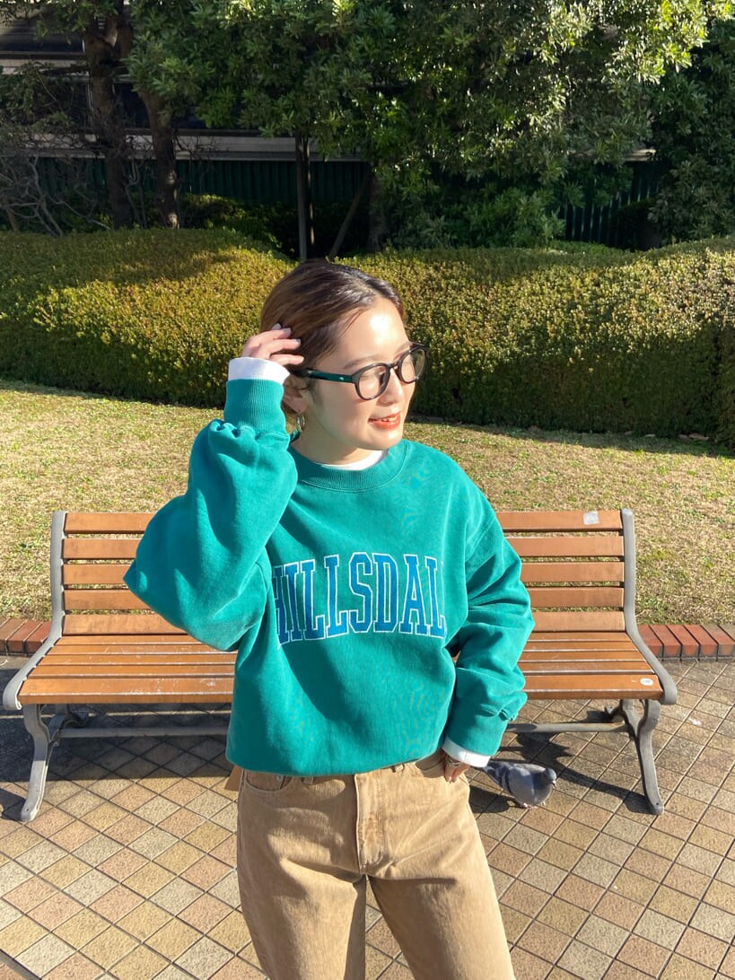 ホワイト系のTシャツ/カットソー、ベージュ系のデニムパンツ、グリーン系のスウェットを着用したレディースの冬コーディネートの5枚目の写真