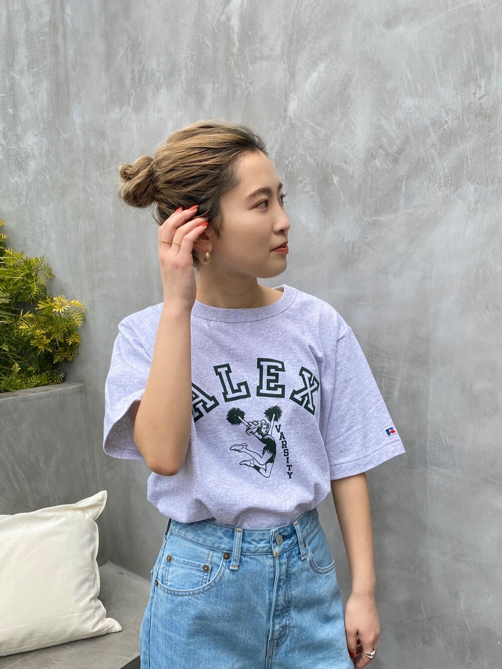 グレー系のTシャツ/カットソー、ブルー系のデニムパンツ、ブラウン系のサンダルを着用したレディースの春コーディネートの2枚目の写真