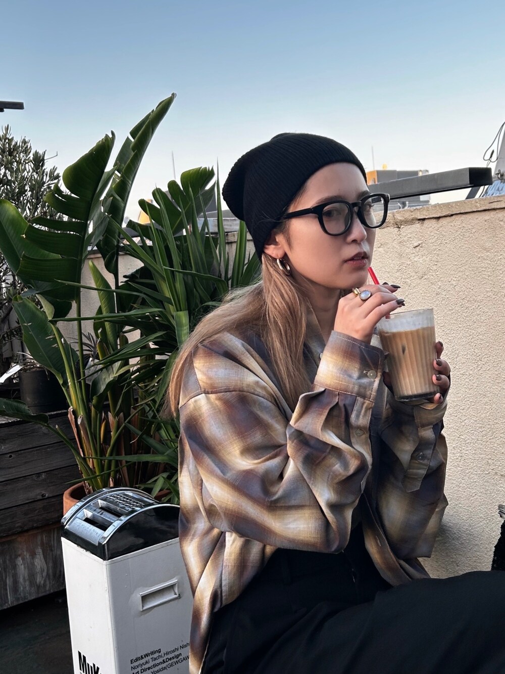 イエロー系のシャツ/ブラウスを着用したレディースの秋コーディネートの3枚目の写真