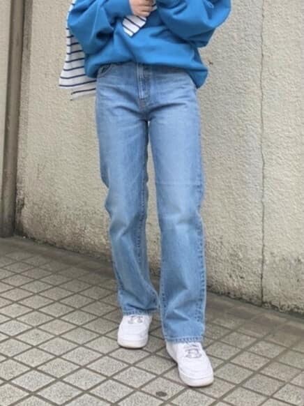 ブルー系のデニムパンツ、ブルー系のTシャツ/カットソー、ブルー系のスウェットを着用したレディースの冬コーディネートの3枚目の写真