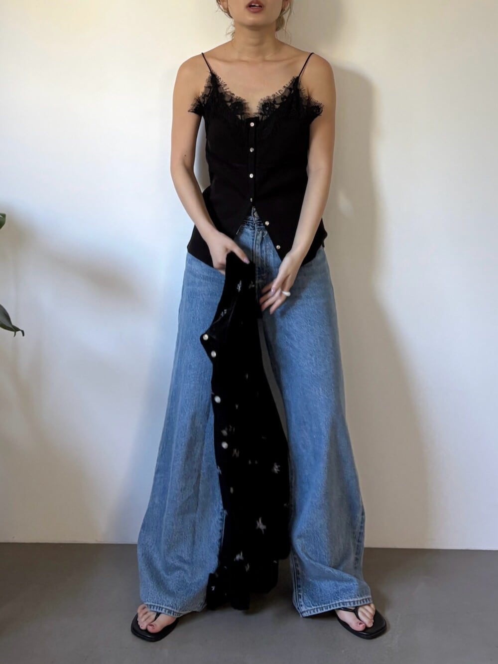 ブルー系のデニムパンツ、ブラック系のシャツ/ブラウス、ブラック系のTシャツ/カットソーを着用したレディースの夏コーディネートの4枚目の写真