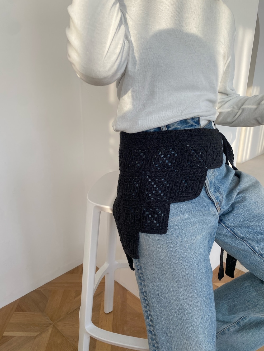 ブルー系のTシャツ/カットソー、ホワイト系のTシャツ/カットソー、ブラック系のスカートを着用したレディースの冬コーディネートの3枚目の写真