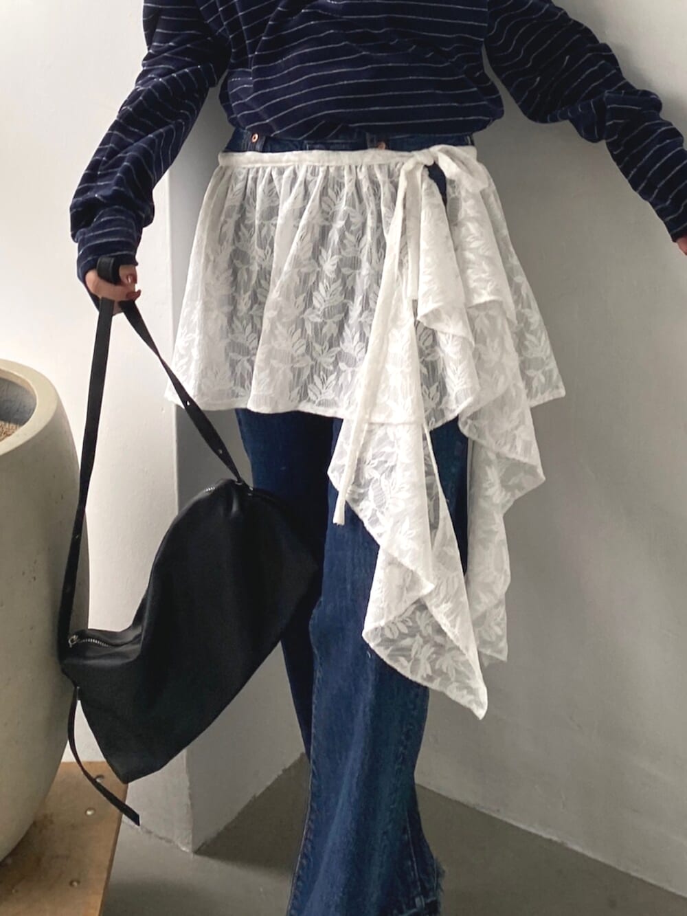 シルバー系のパンプス、その他のTシャツ/カットソー、ホワイト系のスカートを着用したレディースの秋コーディネートの4枚目の写真