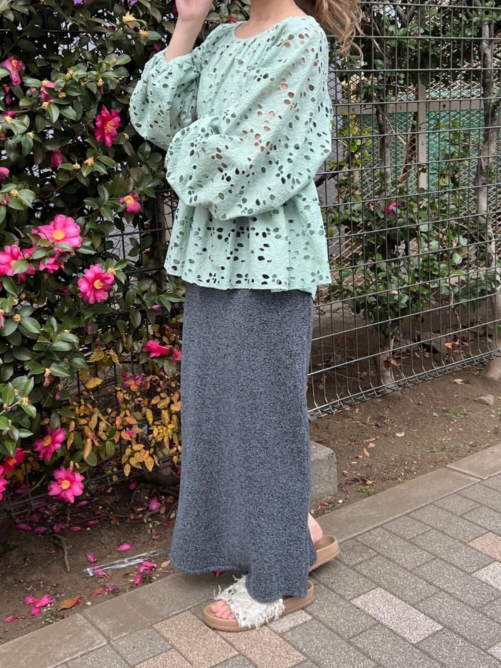 グリーン系のシャツ/ブラウス、ホワイト系のキャミソール、グレー系のスカートを着用したレディースの冬コーディネートの2枚目の写真