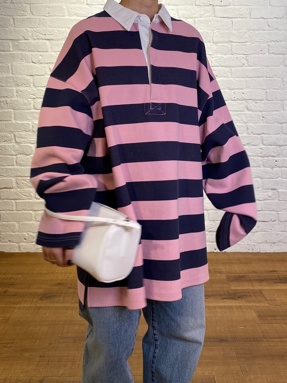ホワイト系のハンドバッグ、ブルー系のTシャツ/カットソーを着用したレディースの冬コーディネートの5枚目の写真