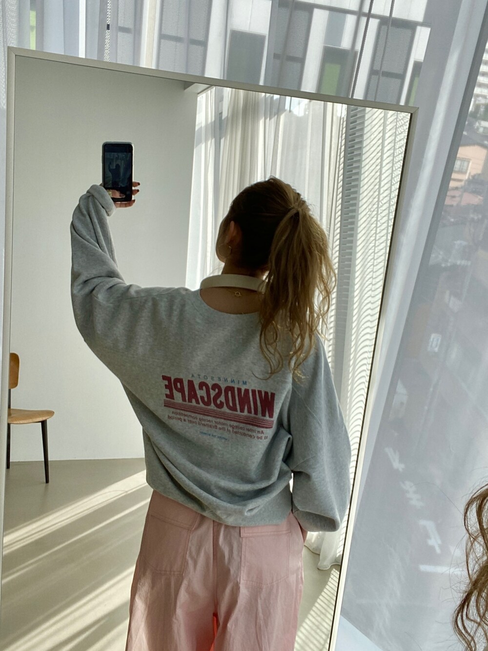 グレー系のスウェット、ピンク系のその他パンツ、ホワイト系のサンダルを着用したレディースの冬コーディネートの3枚目の写真