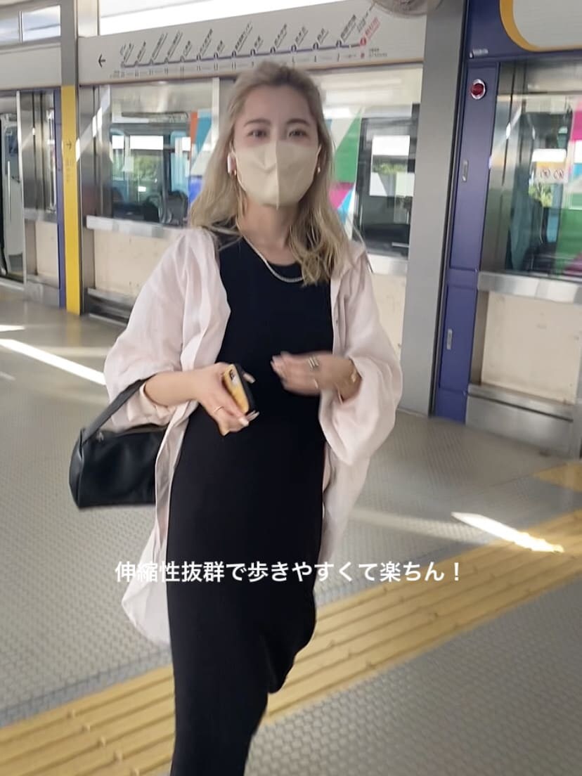 ブラック系のワンピース、ピンク系のシャツ/ブラウスを着用したレディースの夏コーディネートの4枚目の写真