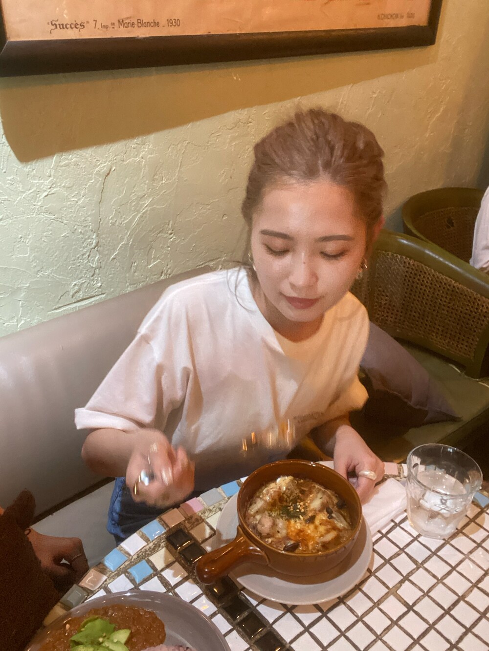 ホワイト系のTシャツ/カットソー、ブルー系のデニムパンツ、イエロー系のトートバッグを着用したレディースの春コーディネートの3枚目の写真