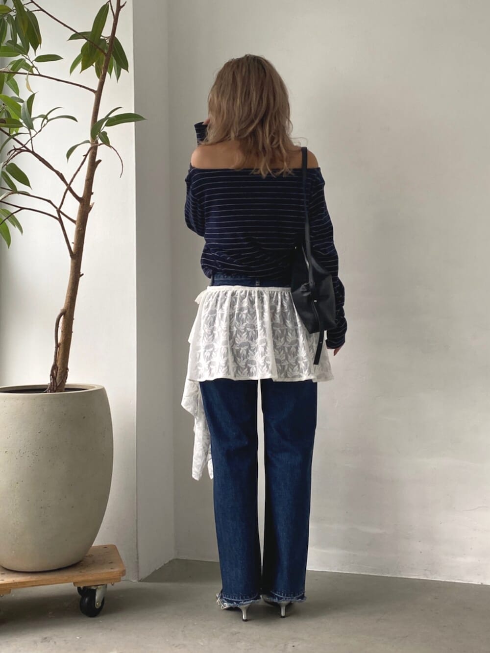 シルバー系のパンプス、その他のTシャツ/カットソー、ホワイト系のスカートを着用したレディースの秋コーディネートの3枚目の写真