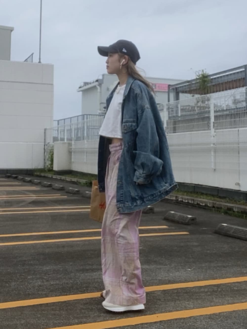 ホワイト系のTシャツ/カットソー、ブルー系のデニムジャケット、パープル系のその他パンツを着用したレディースの春コーディネートの3枚目の写真