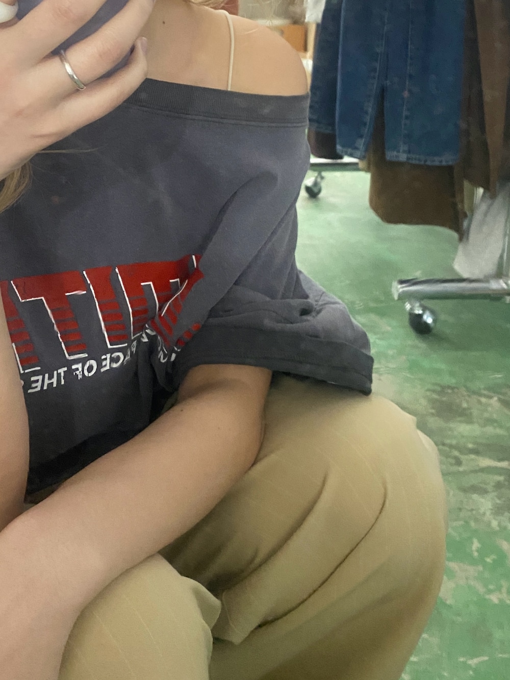 グレー系のTシャツ/カットソー、ベージュ系のその他パンツを着用したレディースの春コーディネートの2枚目の写真