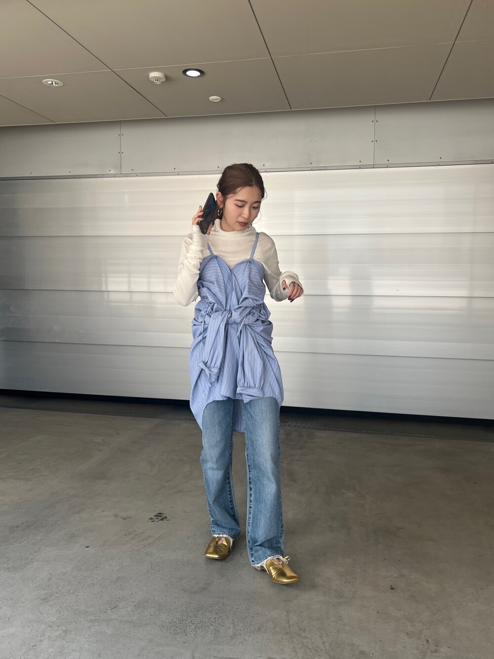 その他のシャツ/ブラウス、ホワイト系のTシャツ/カットソー、ブルー系のデニムパンツを着用したレディースの春コーディネートの2枚目の写真