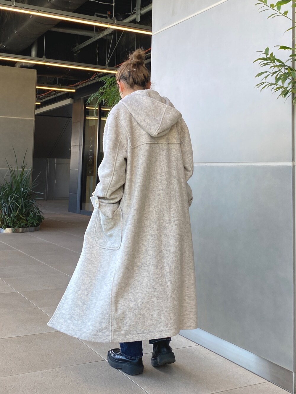 ブルー系のTシャツ/カットソー、ホワイト系のダッフルコートを着用したレディースの冬コーディネートの5枚目の写真