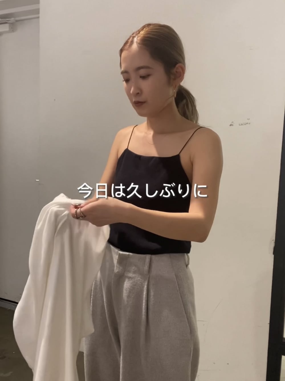 ブルー系のニット/セーター、ホワイト系のTシャツ/カットソー、グレー系のその他パンツを着用したレディースの冬コーディネートの2枚目の写真