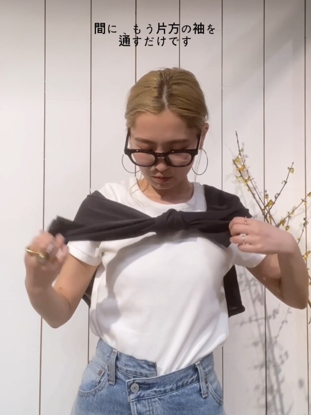 ホワイト系のTシャツ/カットソー、グレー系のカーディガン/ボレロ、ブルー系のデニムパンツを着用したレディースの春コーディネートの2枚目の写真