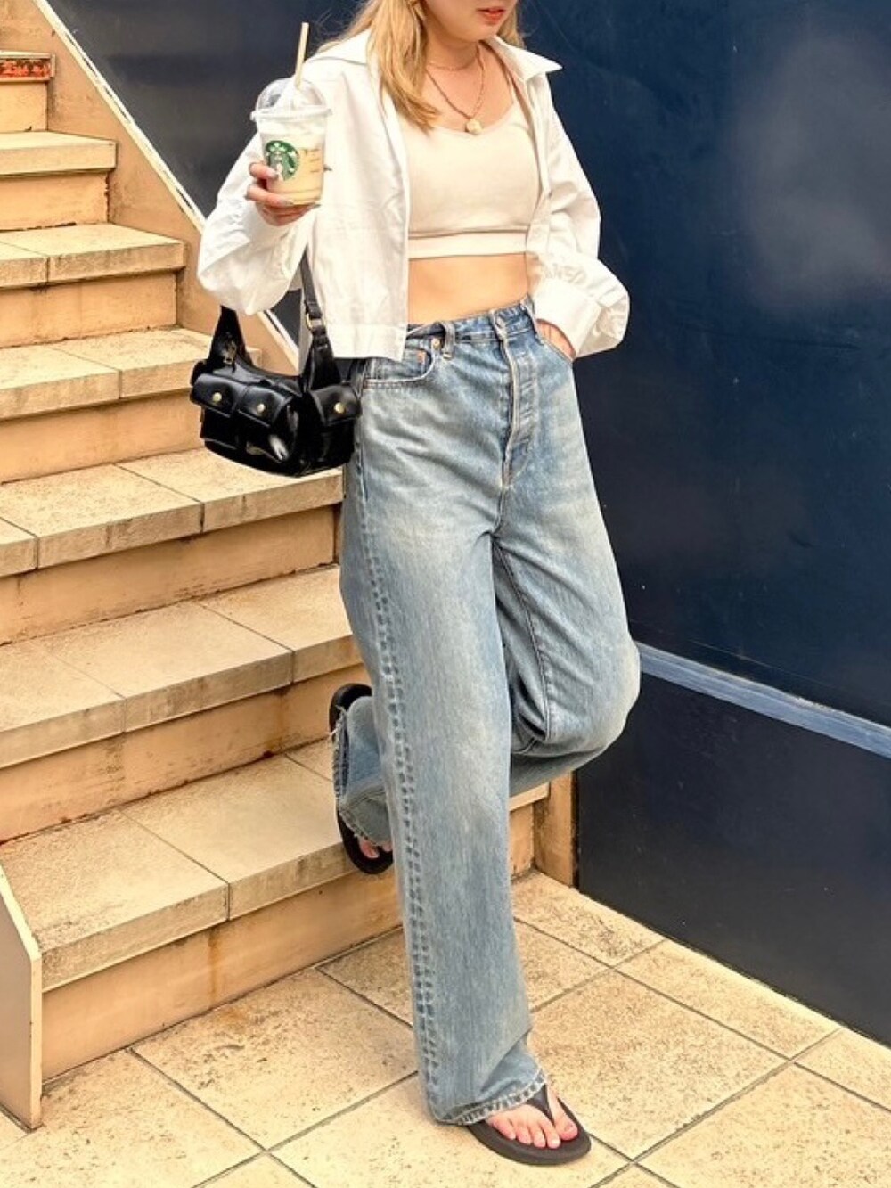 ブルー系のデニムパンツ、ホワイト系のシャツ/ブラウス、ホワイト系のキャミソールを着用したレディースの夏コーディネートの2枚目の写真