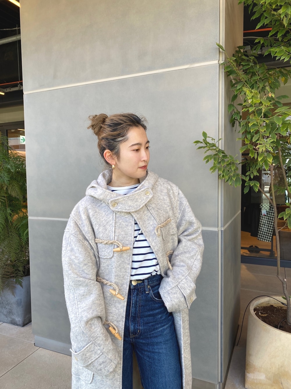 ブルー系のTシャツ/カットソー、ホワイト系のダッフルコートを着用したレディースの冬コーディネートの6枚目の写真