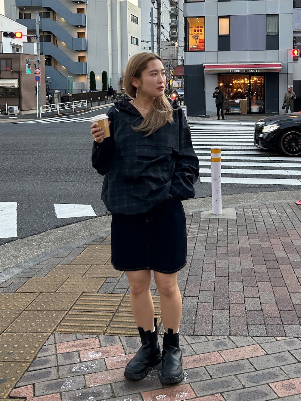 ブルー系のスカート、グリーン系のパーカーを着用したレディースの冬コーディネートの4枚目の写真