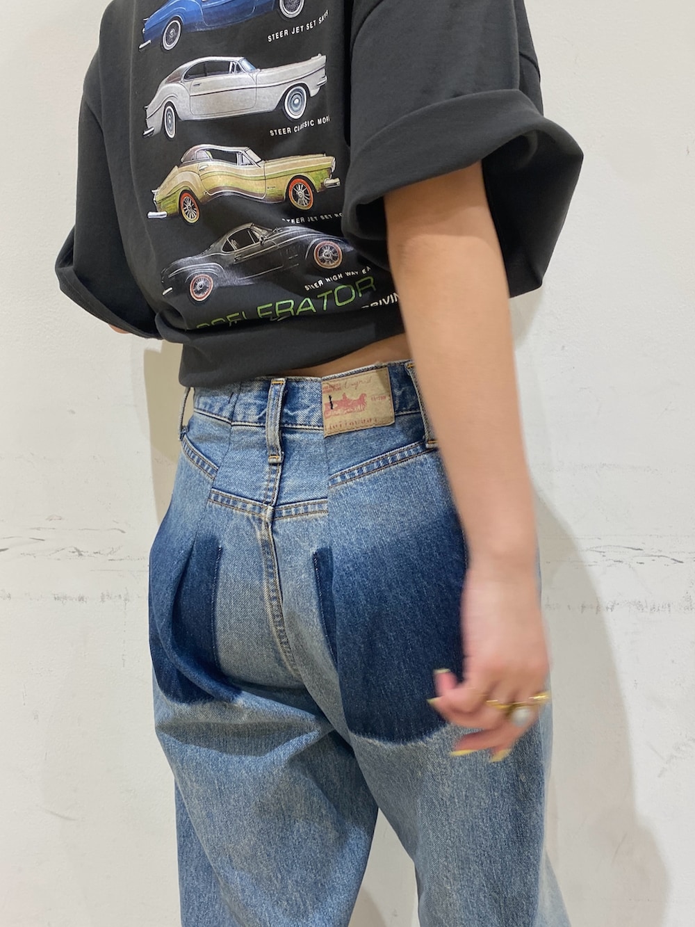 グレー系のTシャツ/カットソー、ブルー系のデニムパンツを着用したレディースの夏コーディネートの2枚目の写真