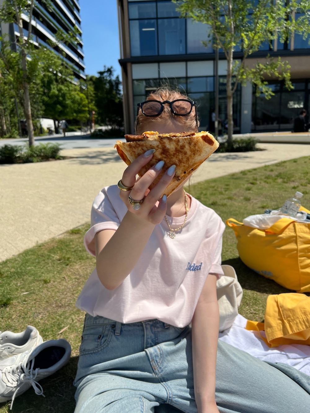 ピンク系のTシャツ/カットソー、ブルー系のデニムパンツ、ブルー系のショルダーバッグを着用したレディースの夏コーディネートの4枚目の写真