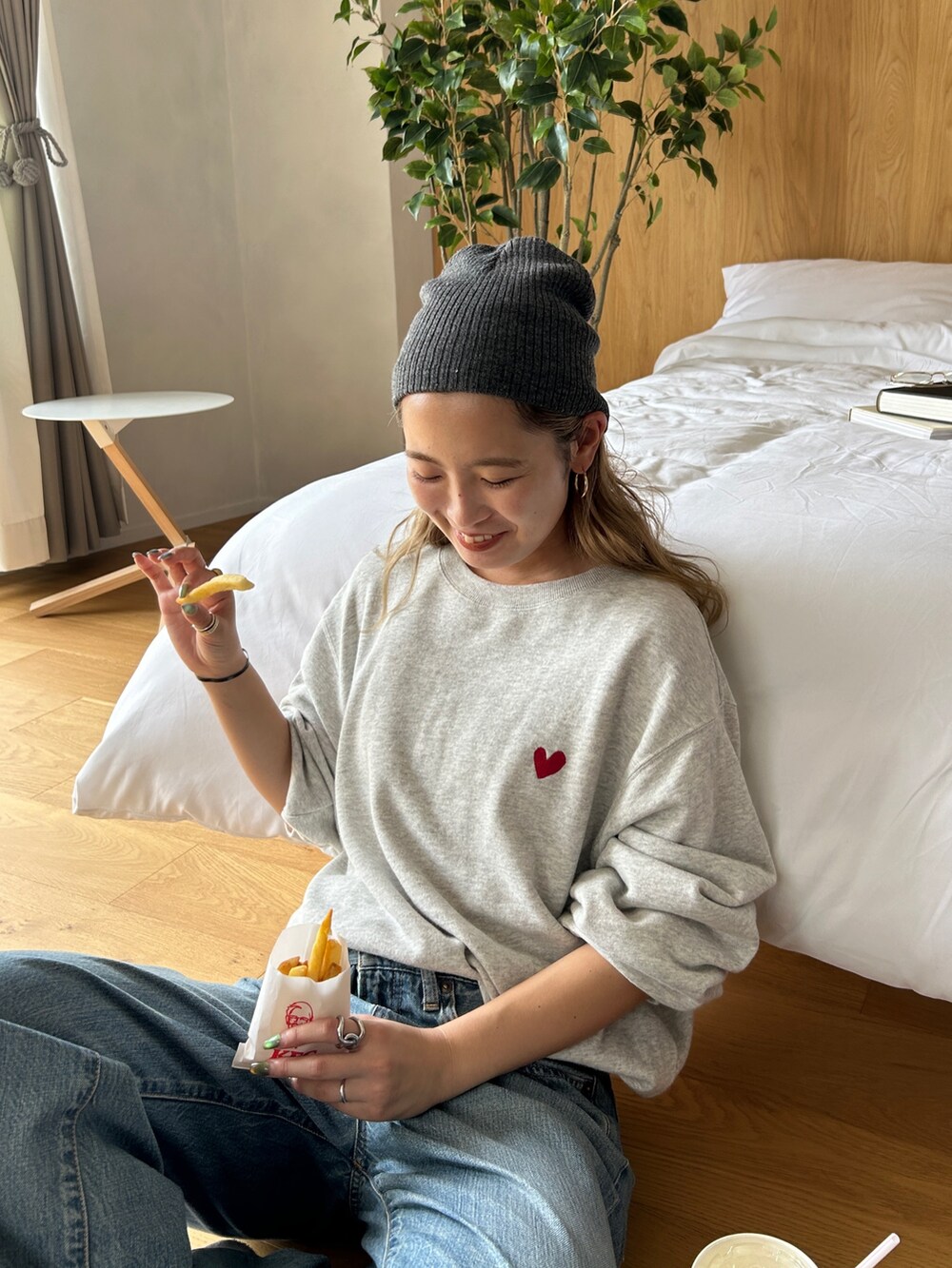 グレー系のスウェット、ブルー系のデニムパンツ、グレー系のニットキャップ/ビーニーを着用したレディースの秋コーディネートの4枚目の写真