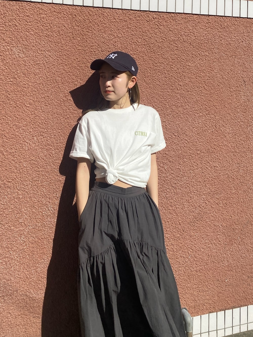 ホワイト系のTシャツ/カットソー、ブルー系のデニムジャケット、グレー系のスカートを着用したレディースの春コーディネートの4枚目の写真