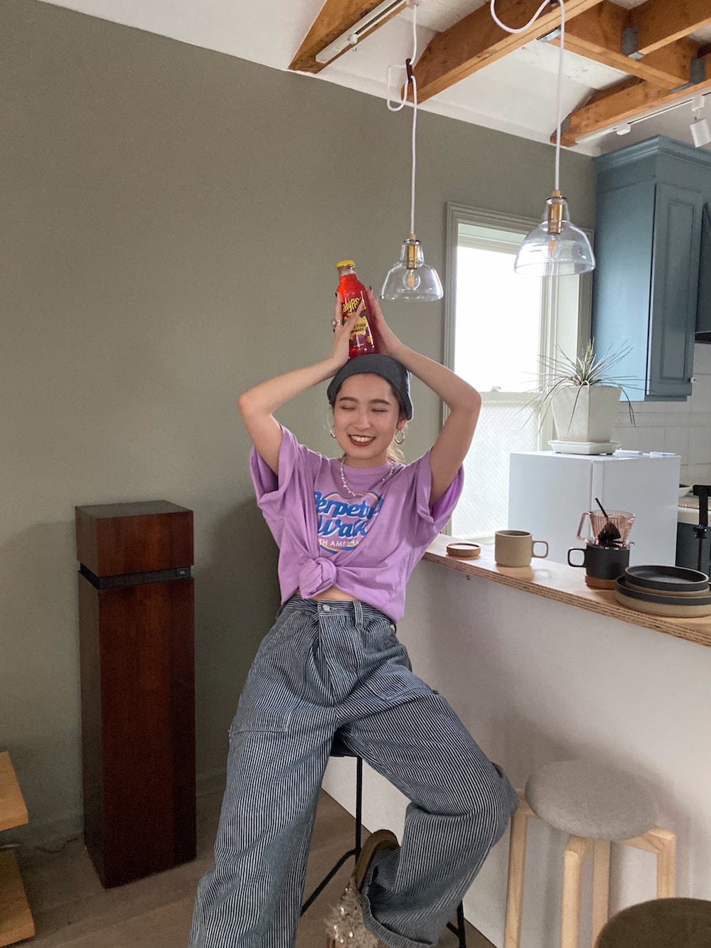 パープル系のTシャツ/カットソー、その他のデニムパンツ、グレー系のニットキャップ/ビーニーを着用したレディースの春コーディネートの2枚目の写真