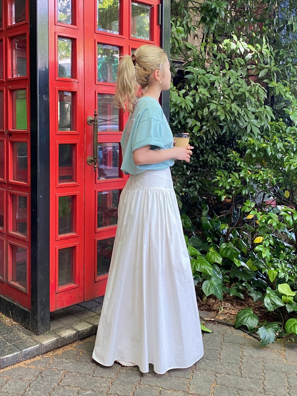 ブルー系のTシャツ/カットソー、ホワイト系のスカートを着用したレディースの春コーディネートの2枚目の写真