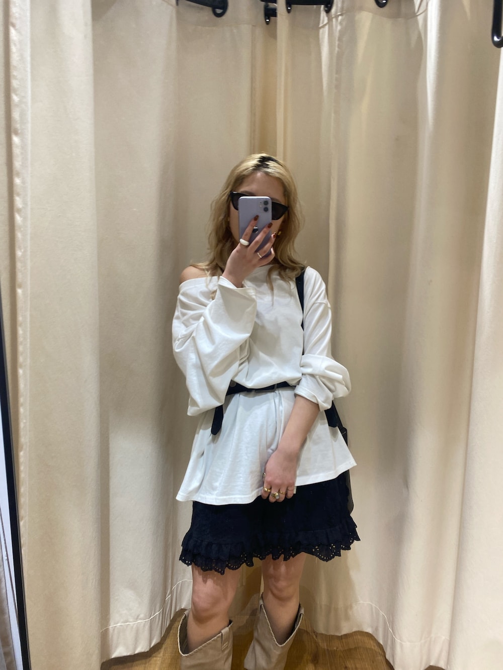 ホワイト系のTシャツ/カットソー、ブラック系のその他パンツ、ベージュ系のブーツを着用したレディースの春コーディネートの3枚目の写真