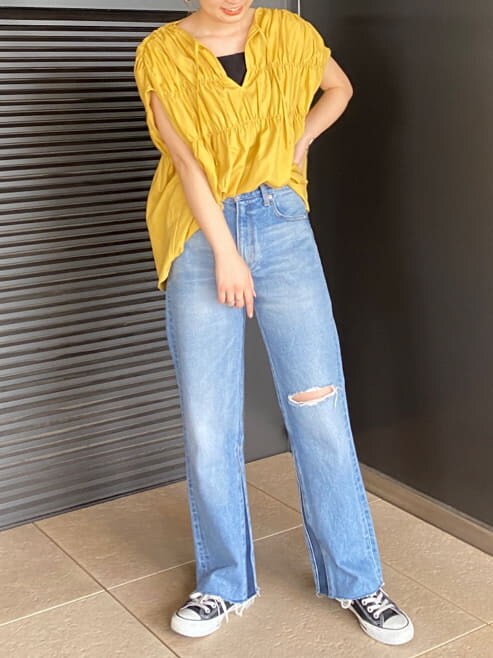 ブルー系のデニムパンツ、イエロー系のシャツ/ブラウス、ブラック系のキャミソールを着用したレディースの夏コーディネートの6枚目の写真