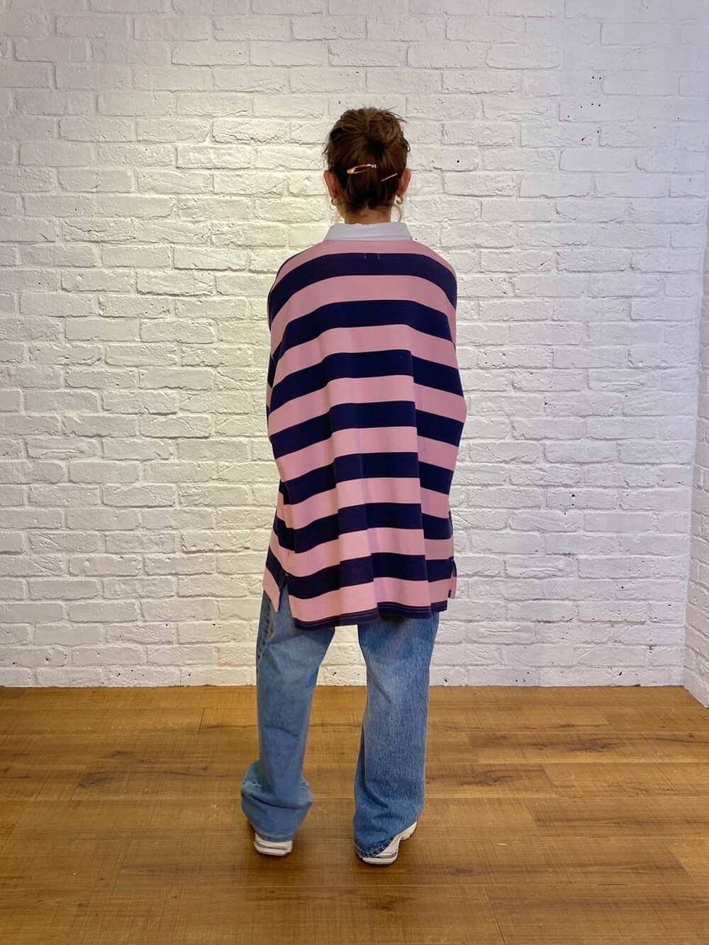 ホワイト系のハンドバッグ、ブルー系のTシャツ/カットソーを着用したレディースの冬コーディネートの3枚目の写真