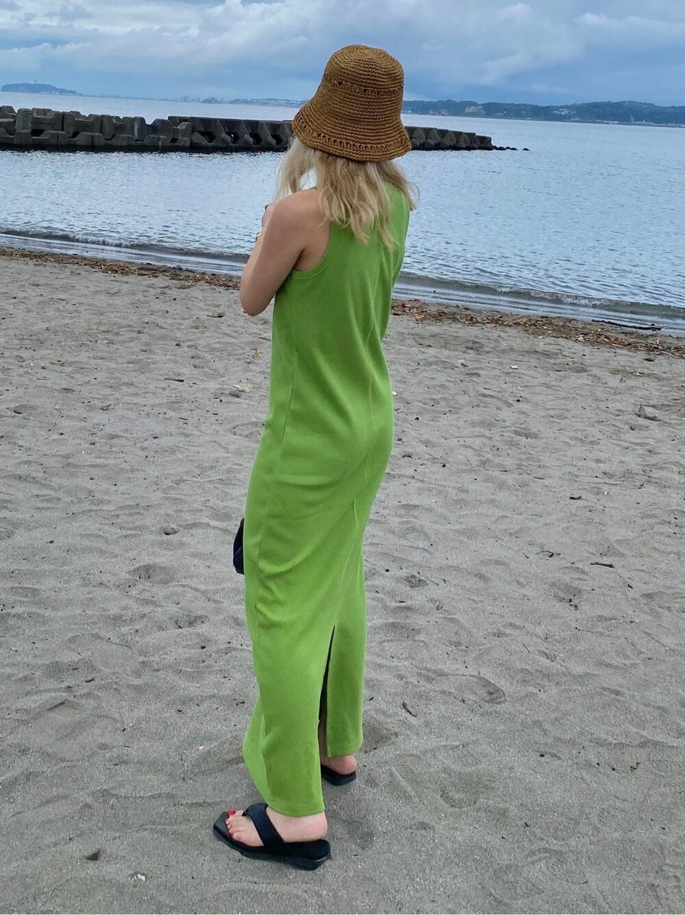 グリーン系のワンピース、ブラウン系のハットを着用したレディースの夏コーディネートの3枚目の写真