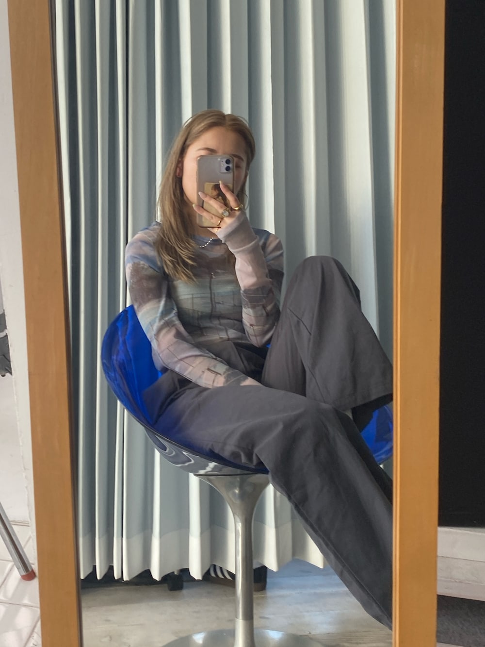 ブルー系のTシャツ/カットソー、グレー系のチノパンツを着用したレディースの冬コーディネートの2枚目の写真