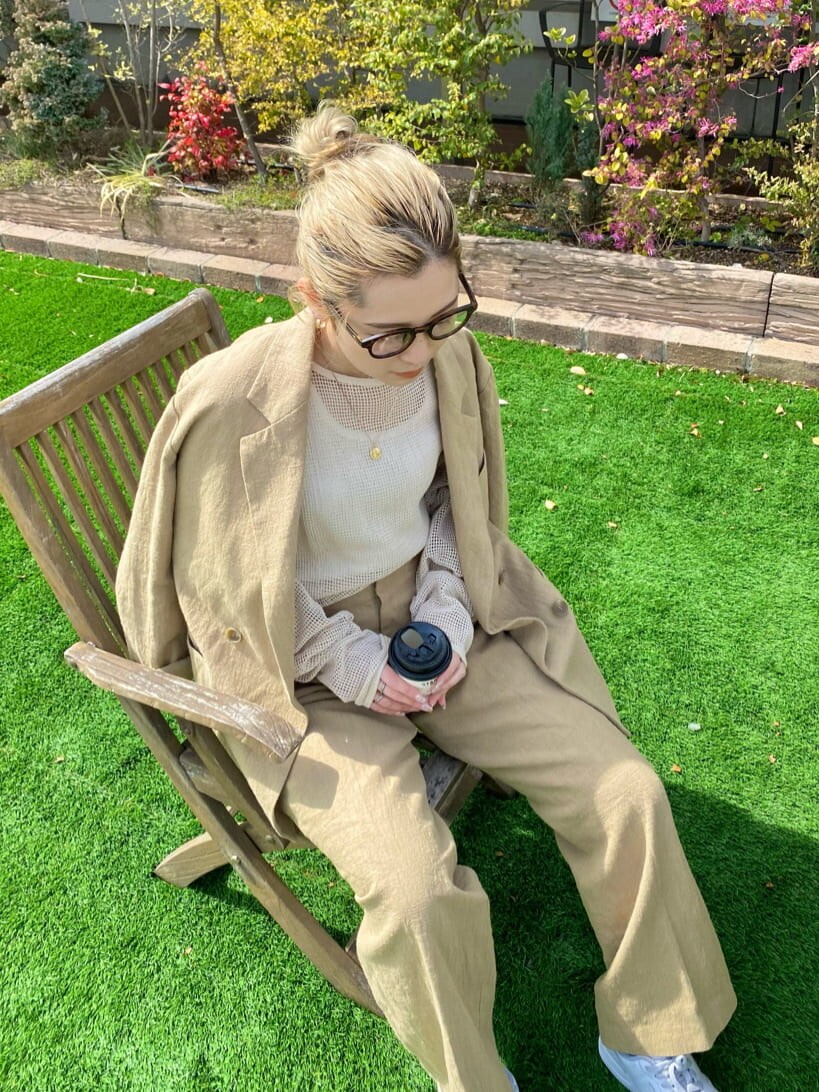 ホワイト系のタンクトップ、ベージュ系のテーラードジャケット、ベージュ系のその他パンツを着用したレディースの春コーディネートの5枚目の写真