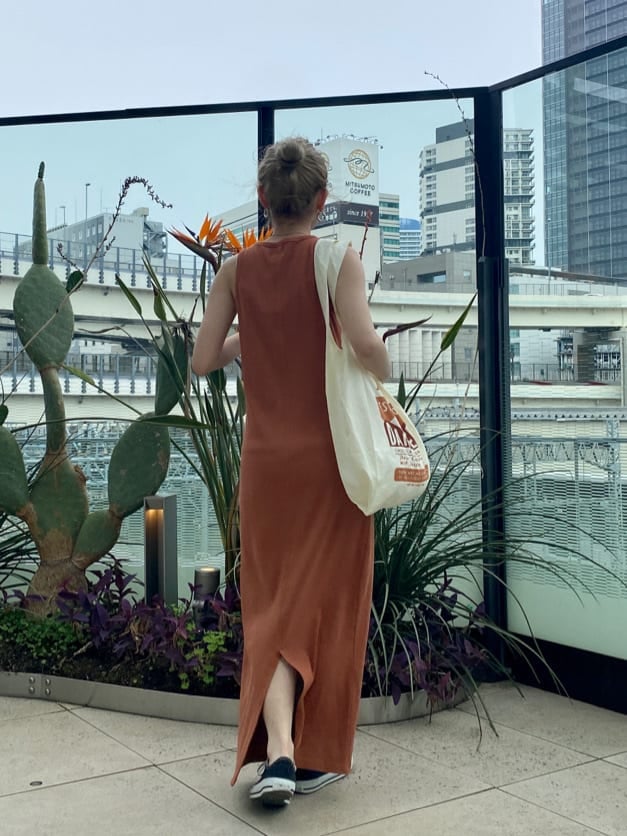 イエロー系のエコバッグ/サブバッグ、ブラウン系のワンピースを着用したレディースの夏コーディネートの2枚目の写真