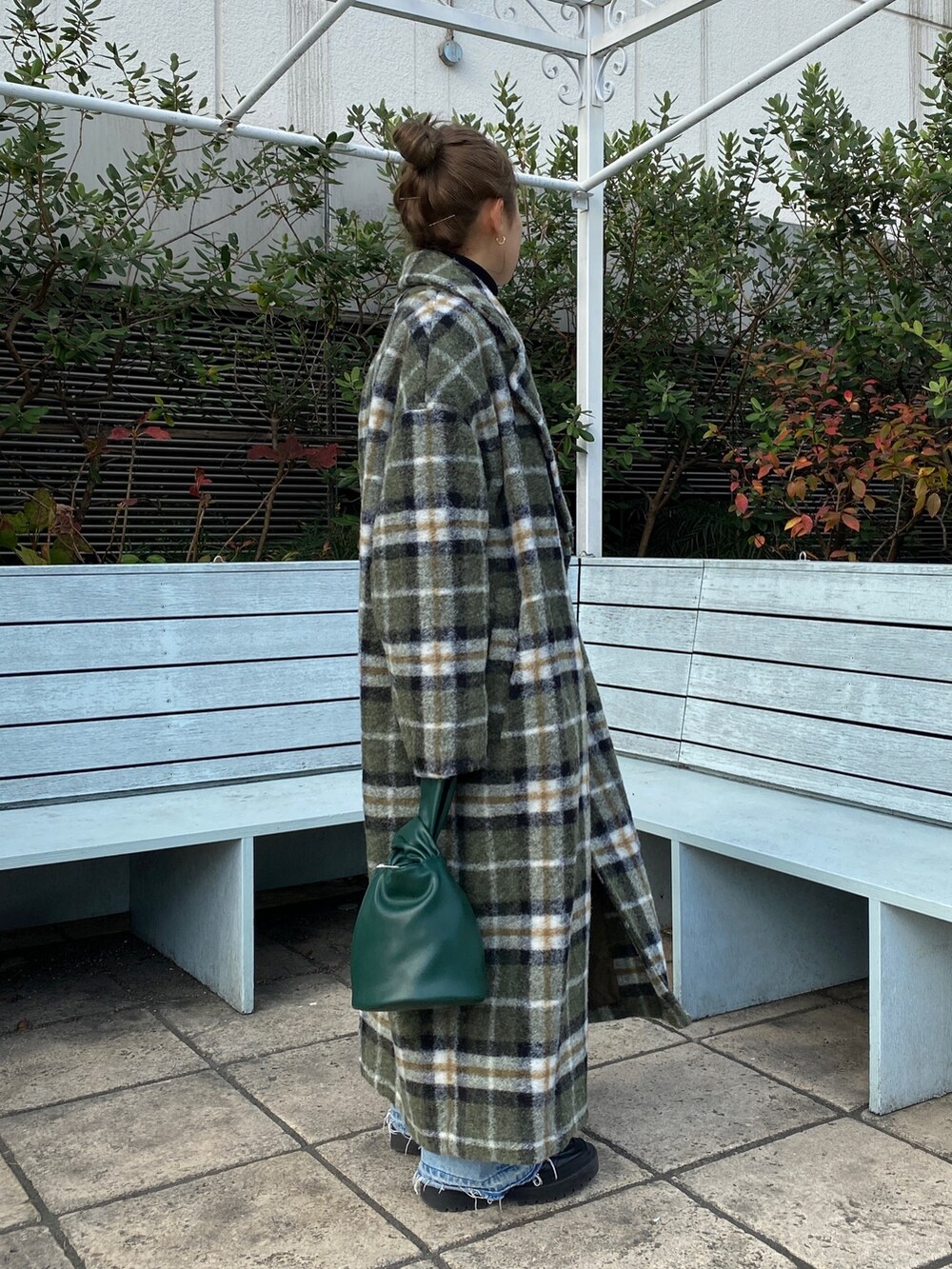 ブルー系のデニムパンツ、ブラック系のニット/セーター、その他のチェスターコートを着用したレディースの秋コーディネートの2枚目の写真