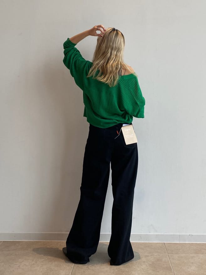 ブラック系のタンクトップ、ブラック系のパンプス、ブラック系のデニムパンツを着用したレディースの夏コーディネートの4枚目の写真