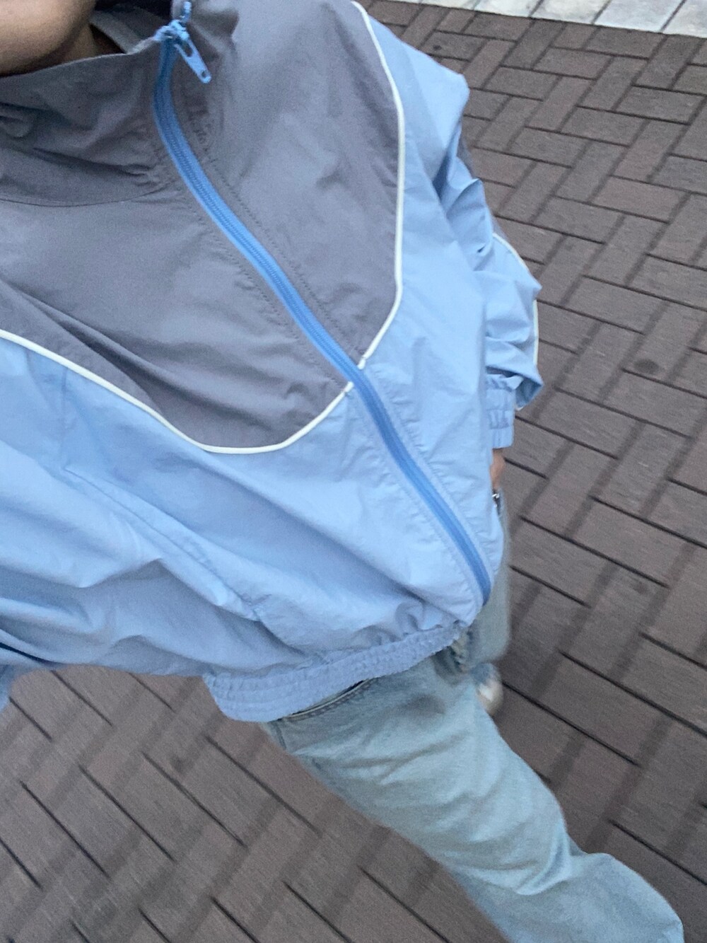 ブルー系のブルゾン、ブルー系のデニムパンツ、ホワイト系のTシャツ/カットソーを着用したレディースの冬コーディネートの3枚目の写真