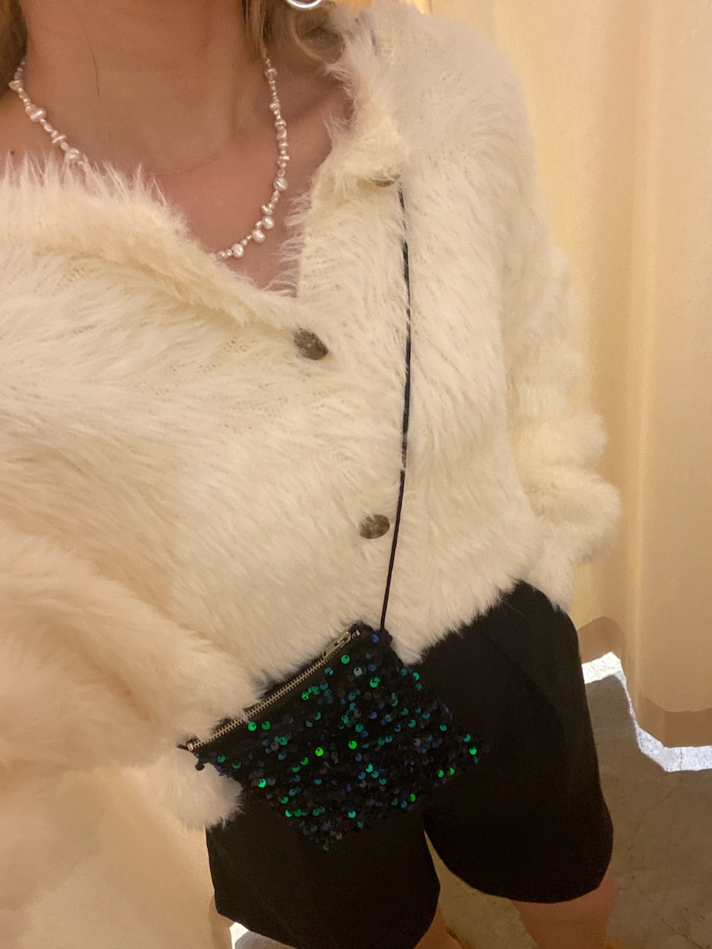 ホワイト系のカーディガン/ボレロ、グリーン系のショルダーバッグを着用したレディースの秋コーディネートの2枚目の写真