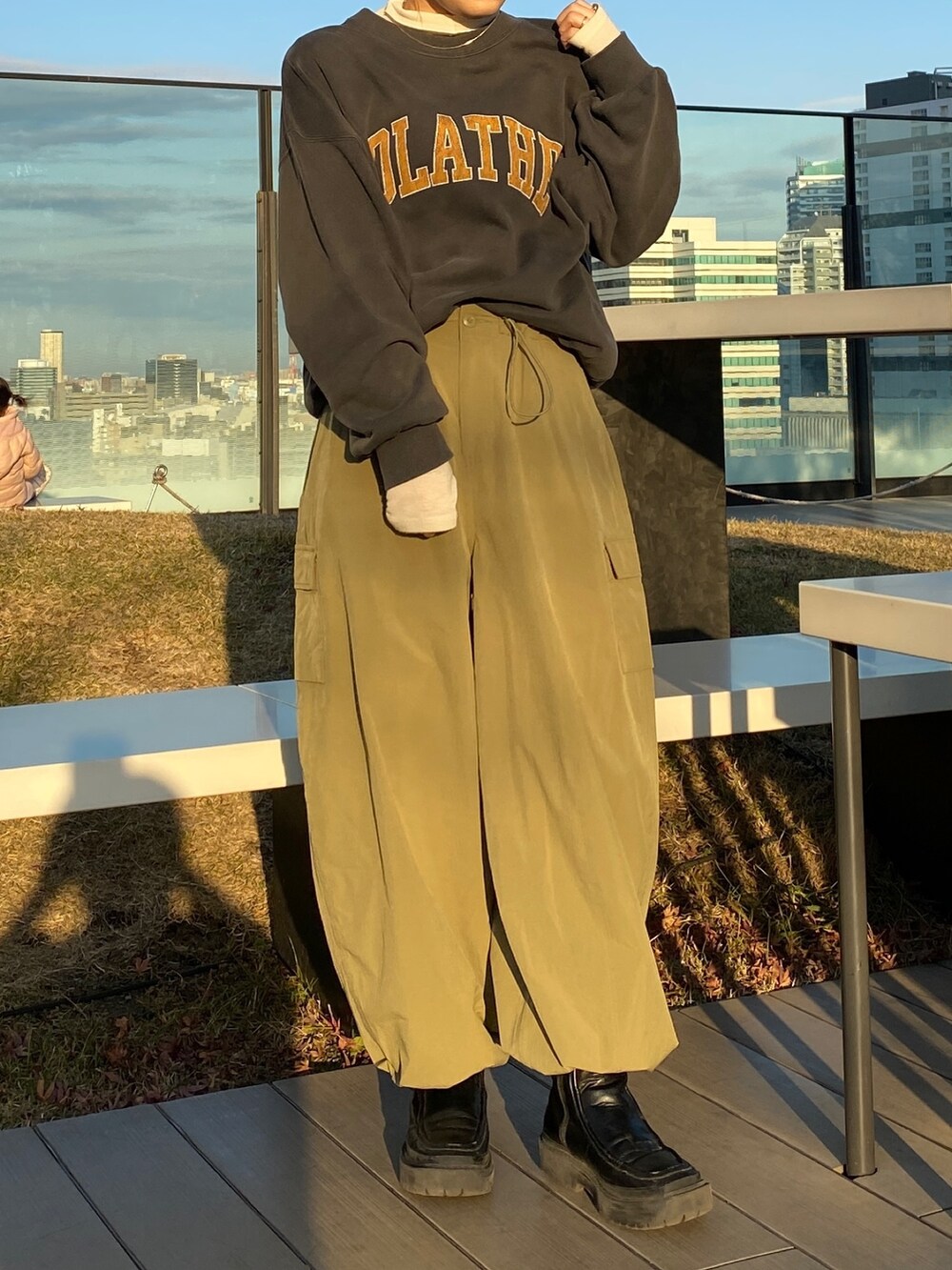 グレー系のTシャツ/カットソー、グリーン系のカーゴパンツ、ホワイト系のTシャツ/カットソーを着用したレディースの冬コーディネートの4枚目の写真