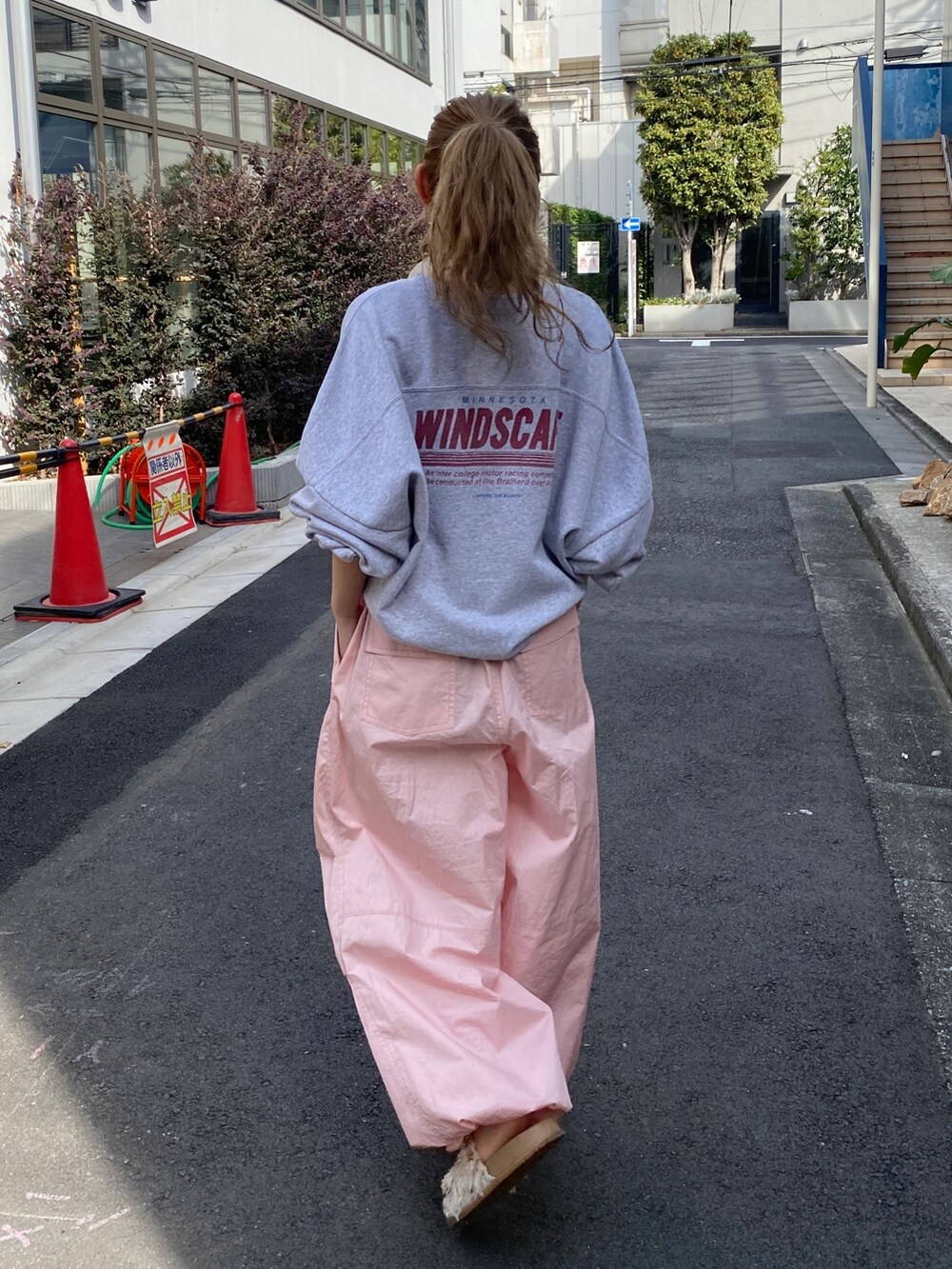 グレー系のスウェット、ピンク系のその他パンツ、ホワイト系のサンダルを着用したレディースの冬コーディネートの2枚目の写真