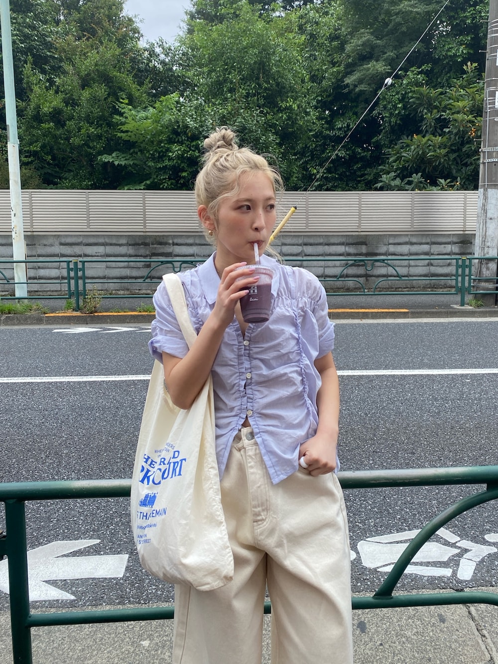ブルー系のシャツ/ブラウス、ホワイト系のデニムパンツ、その他のサンダルを着用したレディースの夏コーディネートの4枚目の写真