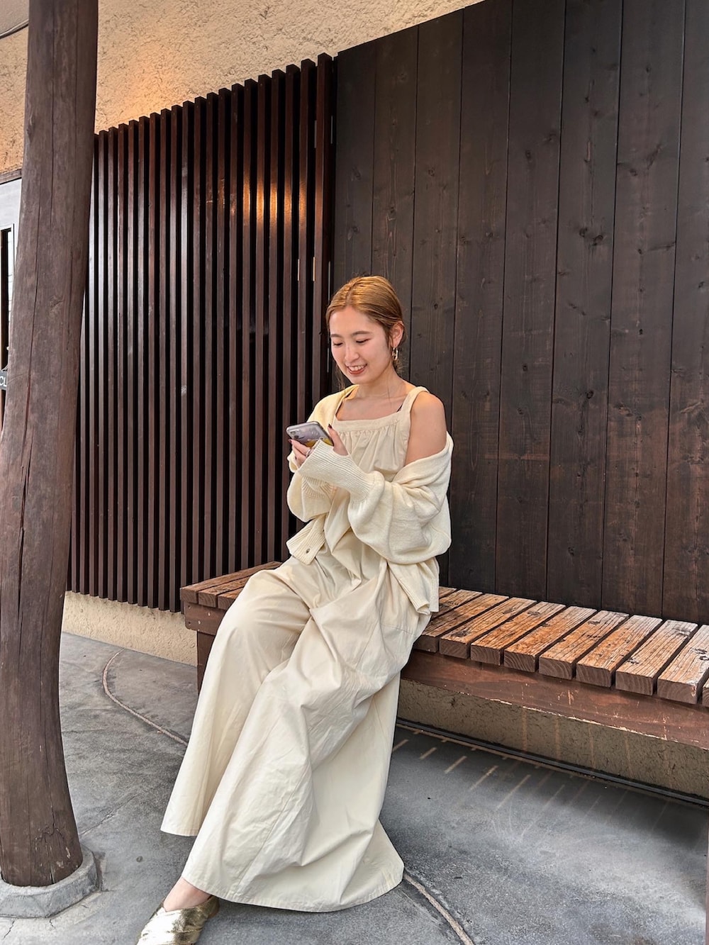 ホワイト系のつなぎ/オールインワン、ホワイト系のカーディガン/ボレロ、ゴールド系のサンダルを着用したレディースの春コーディネートの3枚目の写真