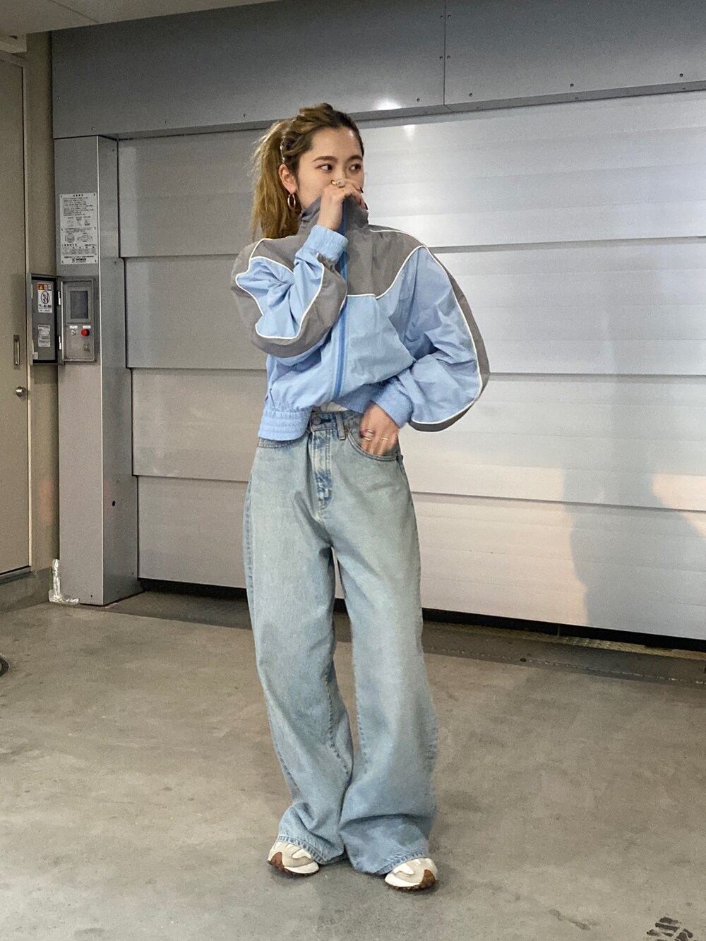 ブルー系のブルゾン、ブルー系のデニムパンツ、ホワイト系のTシャツ/カットソーを着用したレディースの冬コーディネートの6枚目の写真